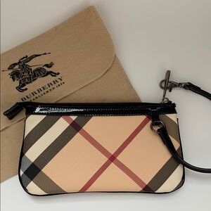 🖤Burberry Beige and Black Check Wristlet